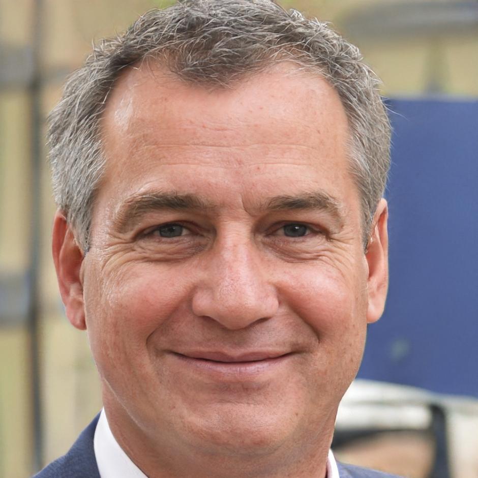 Опытный налоговый специалист в офисе